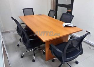 طاولة اجتماع متينة ومستقرة