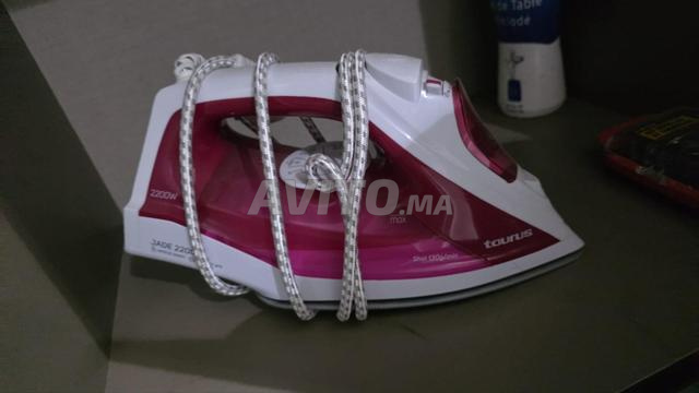 Taurus Jade 2200 Ceramic مكواة بخار شبه جديدة