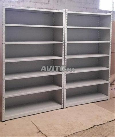 أرفف مع قاعدة و أو جوانب معدنية