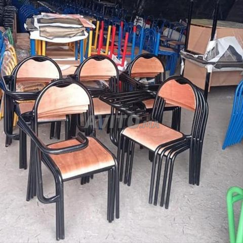 Chaise semi métallique avec écritoire