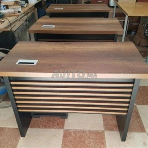 مكتب مع وحدة إرجاع وأدراج