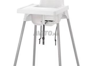 كرسي مرتفع مع طاولته للأطفال