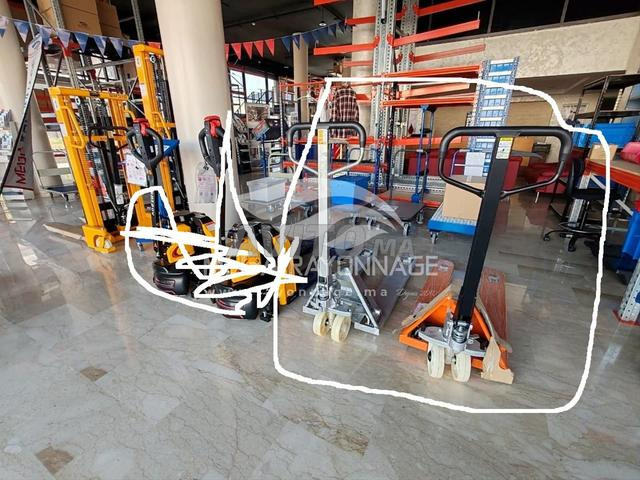 رافعة يدوية بعجلات من النايلون