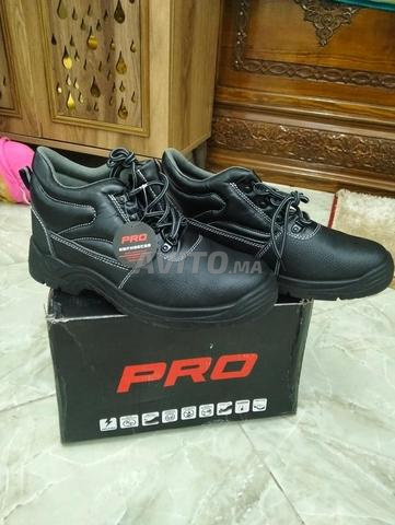 حذاء للبيع جديد من نوعية ممتازة مع حماية الأصابع