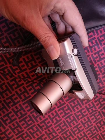 كاميرا فضية نيكون