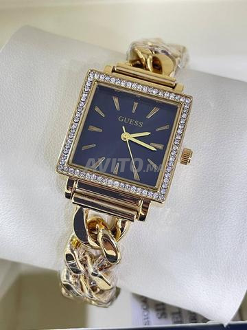 ساعة Guess نسائية