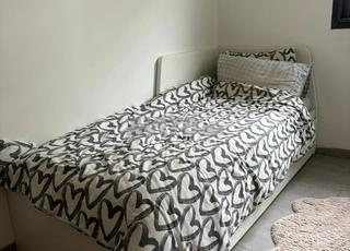 سرير فردي مع فراشه