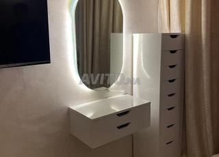 خزانة ملابس، مرآة ليد وخزانة ذات 8 أدراج