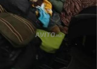 ملابس مستعملة متنوعة، كبيرة وصغيرة، للبيع بالجملة