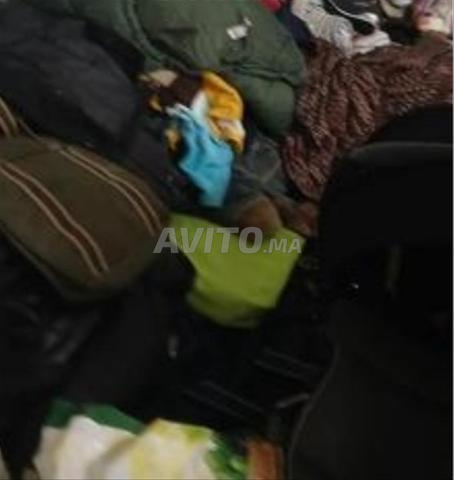 ملابس مستعملة متنوعة، كبيرة وصغيرة، للبيع بالجملة