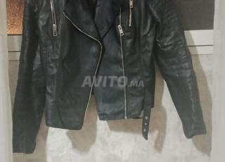 جاكيت سوداء قصيرة للنساء