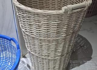 سلة غسيل من الخوص الأبيض بمقابض كبيرة