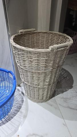 سلة غسيل من الخوص الأبيض بمقابض كبيرة