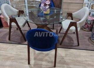 طاولة غرفة الطعام