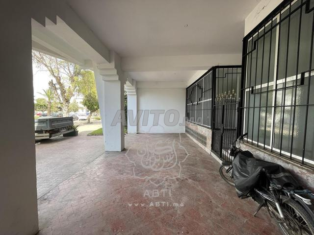 Local 154m² avec terrasse en face marché l'oasis