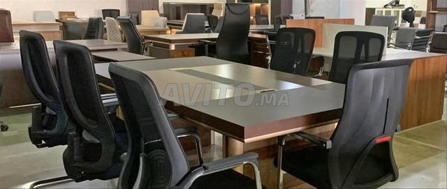 طاولة اجتماعات مستوردة بتصميم أنيق وجودة عالية