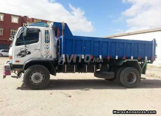 شاحنة للكراء و نقل البضائع