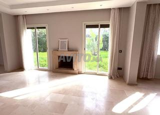 منزل فاخر للإيجار عين الدياب