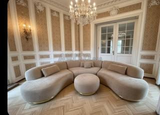 كنبة استرخاء ذات منحنيات أنيقة