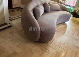 كنبة بتصميم أنيق وعضوي