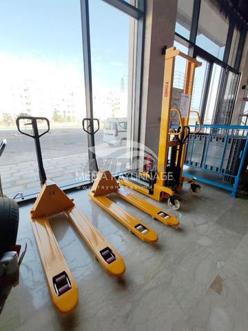 رافعة منصة يدوية بعجلات من النايلون