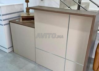 Bureau d'accueil importé - Design élégant et fonctionnel