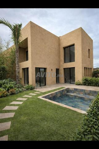 فيلا جميلة (تم الانتهاء) مع مسبح للبيع في أوريكا