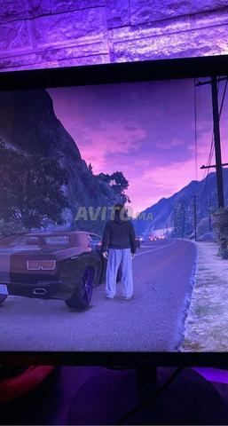 حاسوب مكتبي مع شاشة