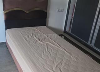 اثنان من ألواح رأس السرير واثنان من المراتب.