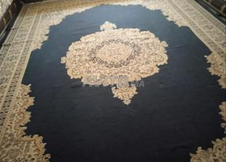 زربية زرقاء اللون