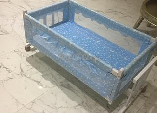 مهد وسرير أطفال بعجلات قوية