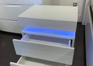 طاولة بجانب السرير بدرجين مع مصباح ليد🌟