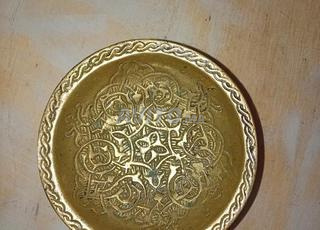 قطعة نحاسية تقليدية مزخرفة