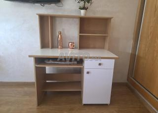 مكتب بحالة جيدة بلون البلوط والأبيض