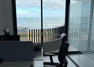 مكتب مع إطلالة على البحر