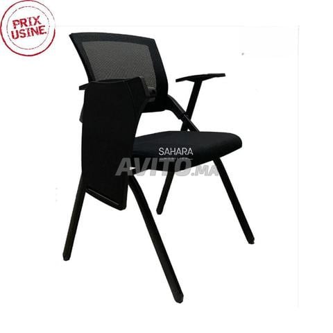 كراسي مدرسية في عرض ترويجي