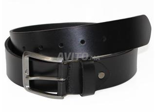 حزام رجالي من الجلد الطبيعي مع إبزيم.