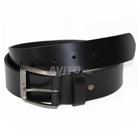 حزام رجالي من الجلد الطبيعي مع إبزيم.
