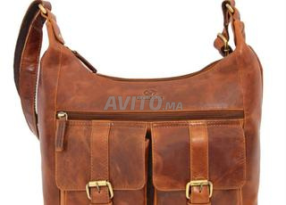 حقيبة جلد طبيعي للنساء.