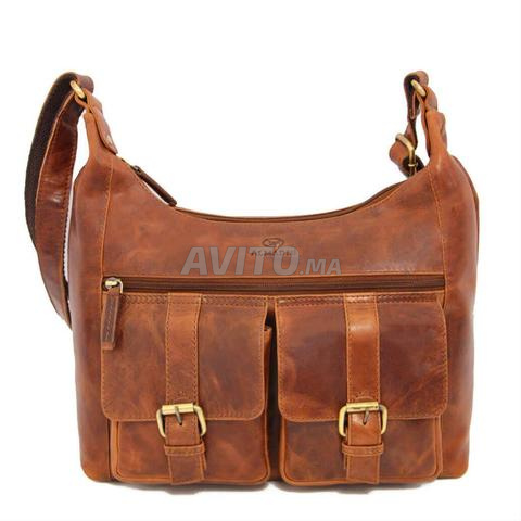 حقيبة جلد طبيعي للنساء.