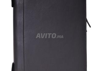 Porte-documents en cuir avec fermeture éclair.