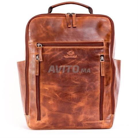 حقيبة ظهر جلد طبيعي للكمبيوتر المحمول.