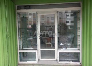 واجهة عرض كاملة مع رف