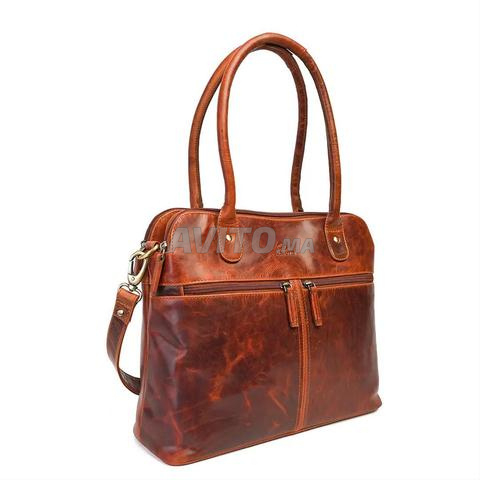 حقيبة جلد طبيعي للنساء.