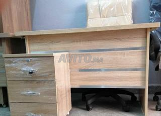 مكتب مع وحدة إرجاع وأدراج