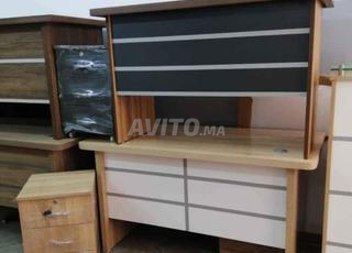 مكتب مع وحدة إرجاع وأدراج