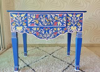 مكتب مطلي يدويًا