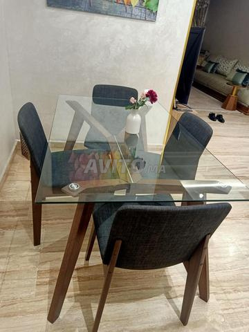 طاولة أكل و 4 كراسي