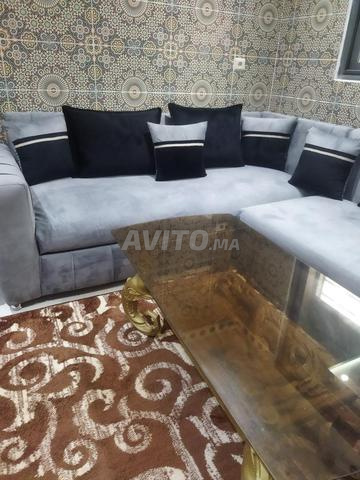 أريكة بالإضافة إلى طاولة