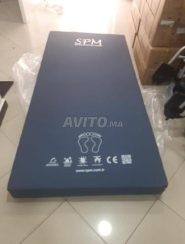 سرير طبي مجهز تجهيزا جيدا